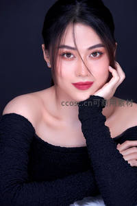 黑衣红唇的优雅特写