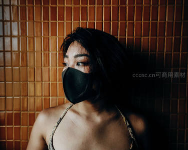 砖墙前的口罩侧颜