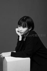 黑白光影中的短发女子，艺术感十足