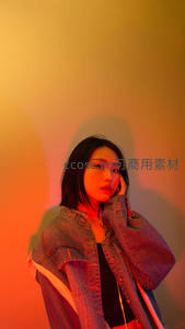 霓虹光影下的酷飒女孩，潮流感爆棚