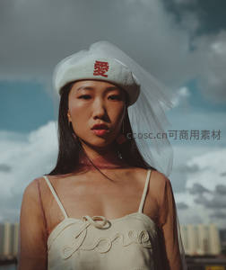 戴爱字头纱的女子凝视镜头