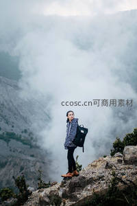 云雾缭绕山巅背包客