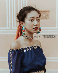 复古妆容女子凝视远方