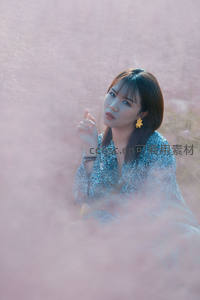 粉雾花海中沉思少女