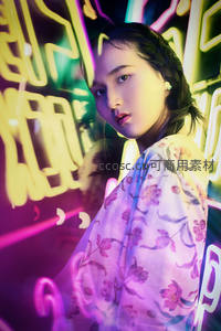 霓虹光影下的柔美侧颜