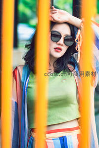 条纹纱巾遮阳墨镜街拍风