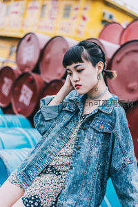 工业风背景前牛仔少女的时尚写真