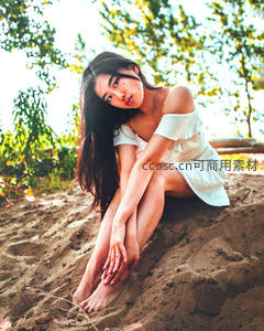 沙滩上白衣少女惬意享受午后时光