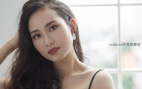 窗边柔光下的精致女颜