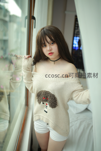 窗边少女穿毛衣俏皮歪头凝视