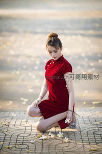 红裙女子跪坐花径凝思