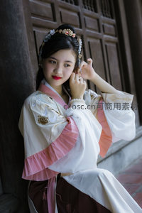 古风少女倚门整理发饰