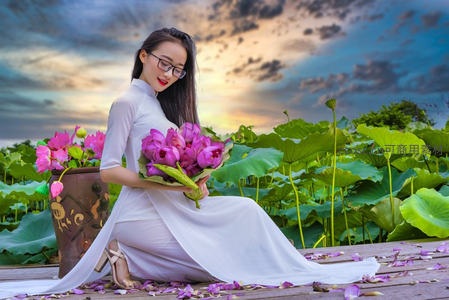 白衣女子荷塘夕照手捧莲花