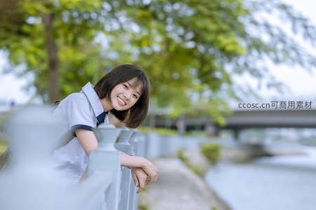 河畔栏杆边的温柔回眸