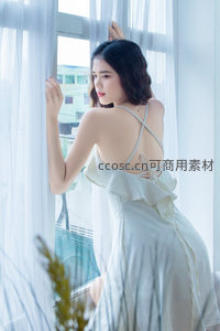 窗边白裙女子的优雅背影