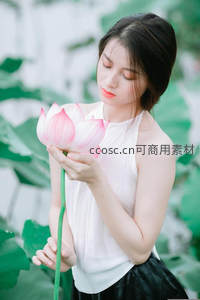 少女轻嗅粉荷，绿叶映衬柔情