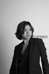 黑白西装女性凝视远方