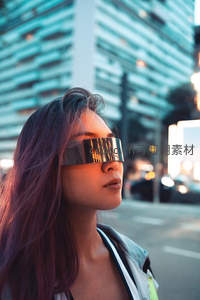 都市街头戴未来感墨镜的时尚女孩