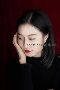 红幕前沉思女子，手托香腮神情专注