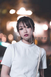 夜色霓虹下街头时尚美女