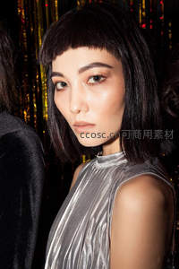 派对灯光下银色礼服的酷女孩