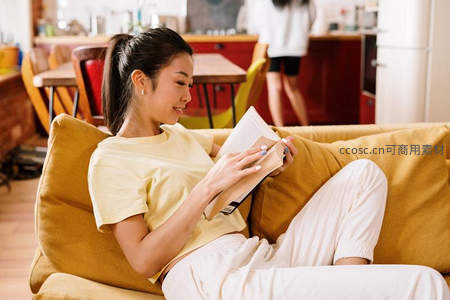 阳光午后沙发阅读时光