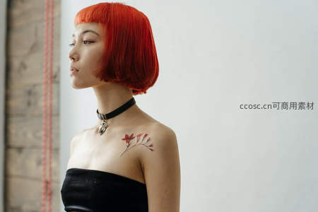 红发少女侧颜，肩上花影如诗