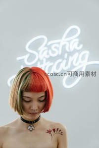 霓虹灯下的个性女孩