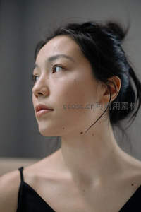 素颜凝思，黑发女子侧颜如画