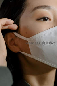 女性佩戴口罩特写，眼神专注