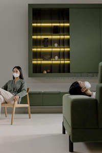 双人戴口罩客厅休憩场景