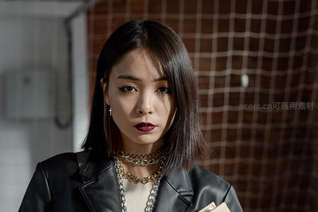 酷飒短发女郎，皮衣配链条项链眼神锐利