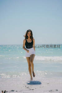 碧海白沙上奔跑的少女