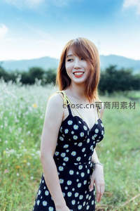 花海中微笑少女的夏日时光