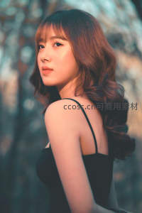 林间回眸，卷发美人侧影如画