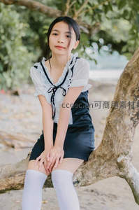 树下少女，水手服与白袜的清纯时光