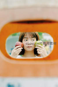 镜中少女手捧双色苹果凝望