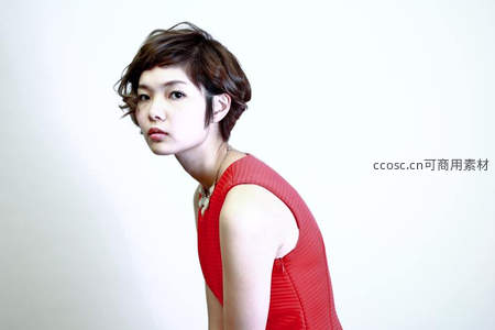 红裙女子侧身回眸神情冷艳