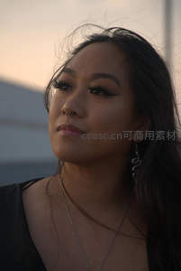 夕阳下侧颜女子沉静凝望