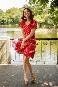 红波点裙女子湖畔旋转