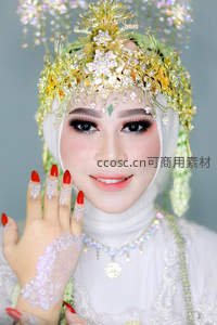 华丽头饰新娘微笑展示