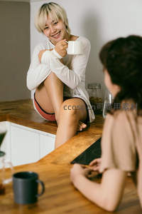 厨房吧台上的惬意微笑