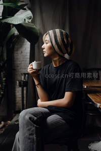 咖啡馆里的沉思侧影