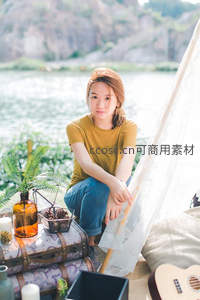 湖畔帐篷下的悠闲午后