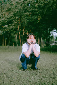 绿茵草地少年托腮沉思