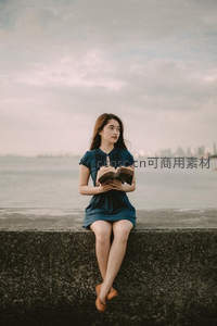 海边石阶女子静读时光