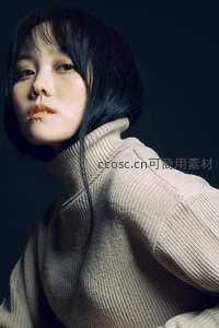 暗调光影中高领毛衣女子特写