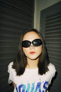 酷感墨镜少女，简约背景下的个性宣言
