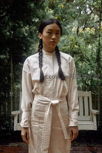 双辫白衣庭院中，宁静自然的少女时光