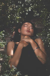 花海中安眠，闭目享受宁静时光